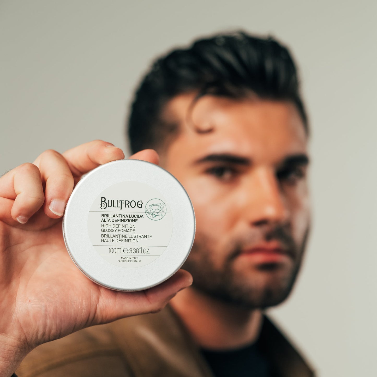 Yüksek Parlaklık Sağlayan Şekillendirici Pomad